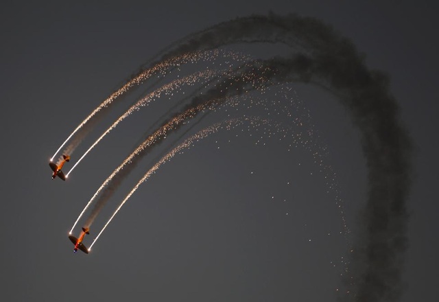 Bahrain: Máy bay chiến đấu biểu diễn trong Triển lãm hàng không Bahrain 2016 ở Sakhir, Bahrain ngày 22/1.