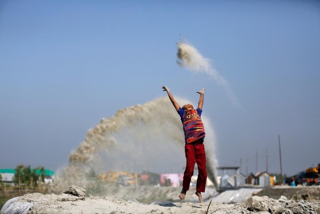 Bangladesh: Một bé trai chơi đùa với cát ở ngoại ô Dhaka, Bangladesh ngày 17/11.