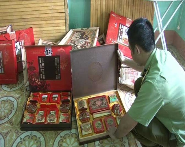 Hàng nghìn bánh trung thu nhập lậu từ Trung Quốc - 1
Bánh Trung thu TQ có mẫu mã rất bắt mắt