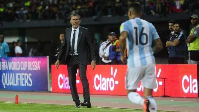 Hòa Venezuela, Argentina mất ngôi đầu bảng vào tay Uruguay - 2
HLV Bauza hò hét liên tục trên sân