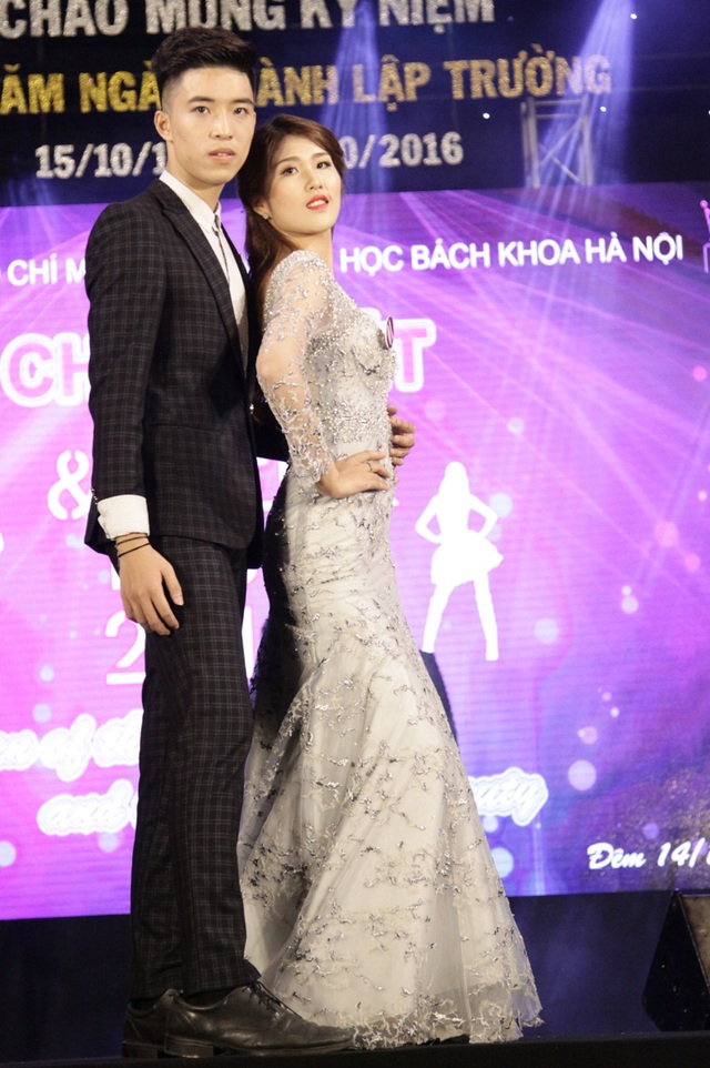 
Cặp đôi “chân dài” Nguyễn Thanh Tâm (1m74) và Nguyễn Quang Huy (1m90) lộng lẫy trong phần thi trang phục dạ hội. Nguyễn Thanh Tâm được trao danh hiệu Thí sinh thông thái của cuộc thi
