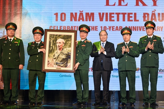 Viettel kỷ niệm 10 năm đầu tư ra nước ngoài - 1
Thủ tướng Nguyễn Xuân Phúc tặng quà lưu niệm cho lãnh đạo Tập đoàn Viettel.