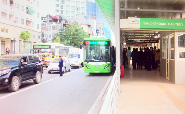 Lấn làn của xe buýt nhanh có thể bị phạt tới 1,2 triệu đồng - 1
Các phương tiện lấn làn xe buýt nhanh sẽ bị phạt tiền.