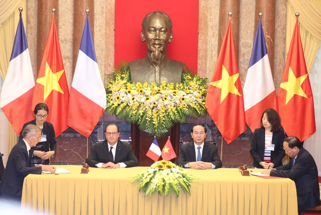 Việt Nam ký kết mua 40 máy bay của Pháp - 4
Tổng thống Pháp Frangcois Hollande và Chủ tịch nước Trần Đại Quang chứng kiến lễ ký kết các văn kiện hợp tác giữa hai nước. (Ảnh: Đăng Khoa)