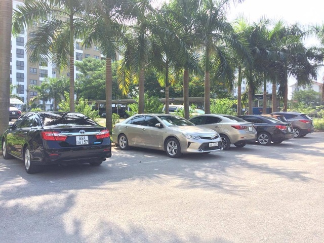 Ô tô ngập tràn ở khu đô thị cho người thu nhập thấp - 2
Các dòng xe cao cấp khác như Camry, Fortuner, Tenna cũng xuất hiện rất nhiều trong khu đô thị dành cho người thu nhập thấp này.