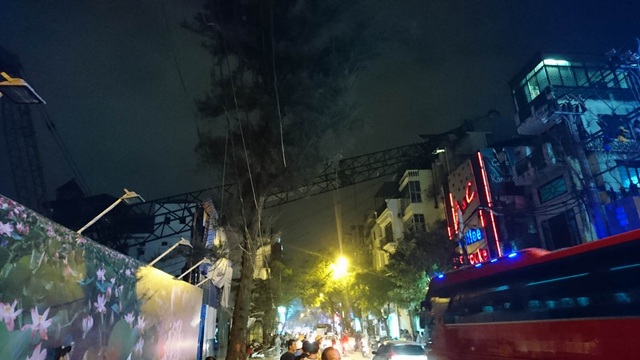 Hà Nội: Cần cẩu đổ sập xuống nhà dân trên phố Thụy Khuê - 3
Đầu của cẩu tháp đè lên nóc nhà số 80 Thụy Khuê