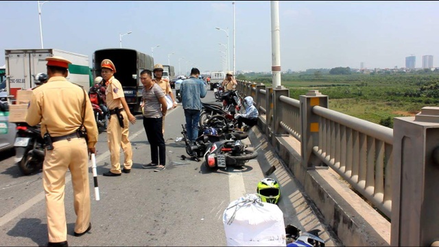 Ô tô tông 4 xe máy trên cầu Vĩnh Tuy, nhiều người bị thương - 3
Cảnh sát giao thông xử lý hiện trường vụ tai nạn và điều tiết giao thông