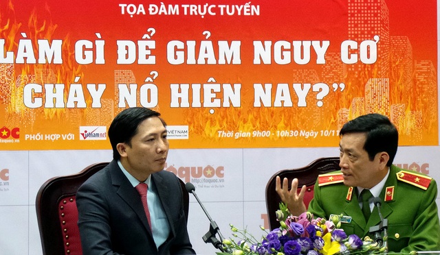 Vụ cháy quán karaoke 13 người chết: Hai người có kỹ năng đã thoát nạn - 1
Thiếu tướng Đoàn Việt Mạnh giải đáp các thắc mắc về công tác chữa cháy.