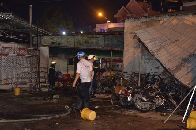 Cháy, nổ lớn tại cửa hàng xăng dầu ở Sài Gòn - 4
Hàng chục xe máy của người dân gửi phía sau cây xăng bị thiêu rụi (Ảnh: Đình Thảo)