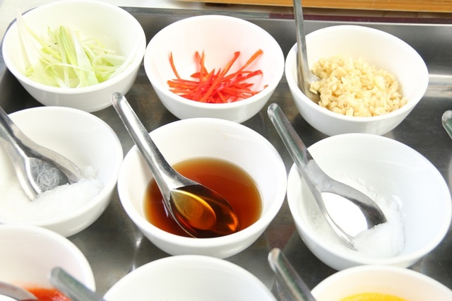 Bếp Ngon: Ca sĩ Khánh Linh bày cách chế biến món chân gà chiên mắm thơm nức mũi - 2
Các loại gia vị được sử dụng trong món ăn.