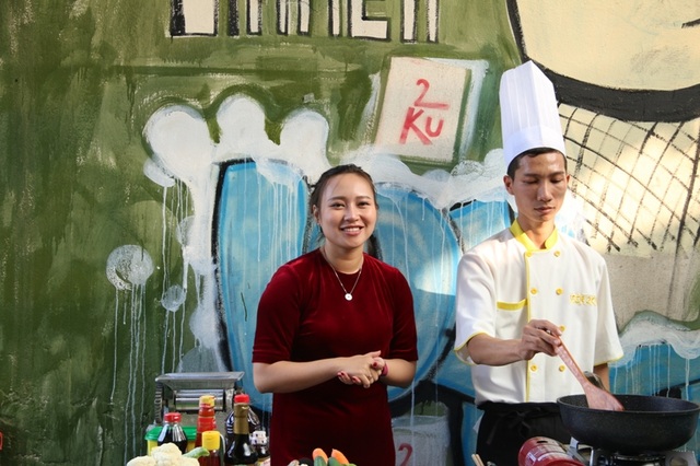 Bếp Ngon: Ca sĩ Khánh Linh bày cách chế biến món chân gà chiên mắm thơm nức mũi - 4 Bếp Ngon: Ca sĩ Khánh Linh bày cách chế biến món chân gà chiên mắm thơm nức mũi - 4
