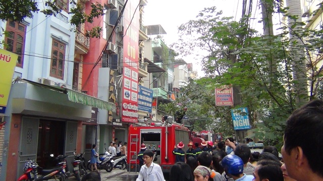 Hà Nội: Cháy kho chứa hóa chất, lan sang một nhà dân - 1 Hà Nội: Cháy kho chứa hóa chất, lan sang một nhà dân - 1