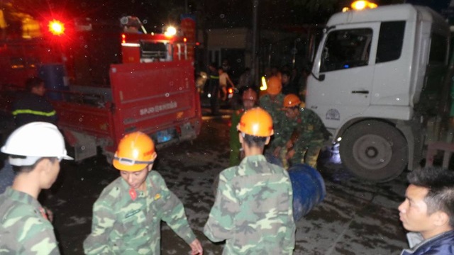 Hà Nội: Cháy dữ dội tại kho hàng của nhiều công ty - 5
Các lực lượng đang phối hợp khống chế đám cháy