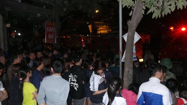 Hà Nội: Cháy dữ dội tại kho hàng của nhiều công ty - 8
Rất đông người dân tập trung theo dõi lực lượng chức năng dập lửa