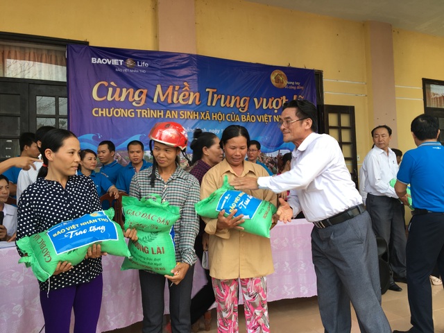 Cùng miền Trung vượt lũ - 1
Đại diện lãnh đạo công ty Bảo Việt Nhân thọ trao quà cho bà con vùng lũ tại Quảng Bình.