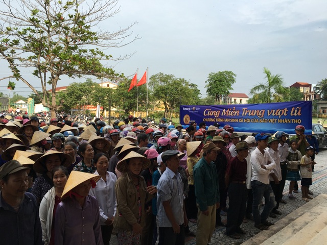 Cùng miền Trung vượt lũ - 2
Anh Nhâm, trưởng thôn La Hà Đông, xã Quảng Văn, cho biết, Bảo Việt Nhân thọ đã hỗ trợ rất nhanh chóng, kịp thời; phối hợp với thôn để xác định và trao quà đến những hộ gia đình khó khăn, cần hỗ trợ nhất.