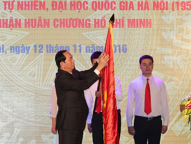 Tạo điều kiện để ĐH Khoa học tự nhiên đạt mục tiêu thuộc nhóm 100 trường ĐH hàng đầu châu Á - 3
Thay mặt lãnh đạo Đảng, Nhà nước, Chủ tịch nước Trần Đại Quang trao Huân chương Hồ Chí Minh lần hai cho Đại học Khoa học tự nhiên, Đại học Quốc gia Hà Nội.