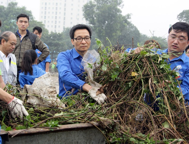 Phó Thủ tướng Vũ Đức Đam trực tiếp cùng bạn trẻ dọn vệ sinh môi trường - 1
Trong màu áo xanh tình nguyện, Phó Thủ tướng ngay lập tức cùng các tình nguyện viên tham gia dọn dẹp rác thải, cây dại quanh khu vực hồ Linh Đàm