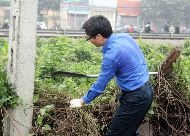 Phó Thủ tướng Vũ Đức Đam trực tiếp cùng bạn trẻ dọn vệ sinh môi trường - 5
Không chỉ trực tiếp dọn dẹp, phó Thủ tướng Vũ Đức Đam liên tục động viên, chia sẻ với các bạn trẻ.