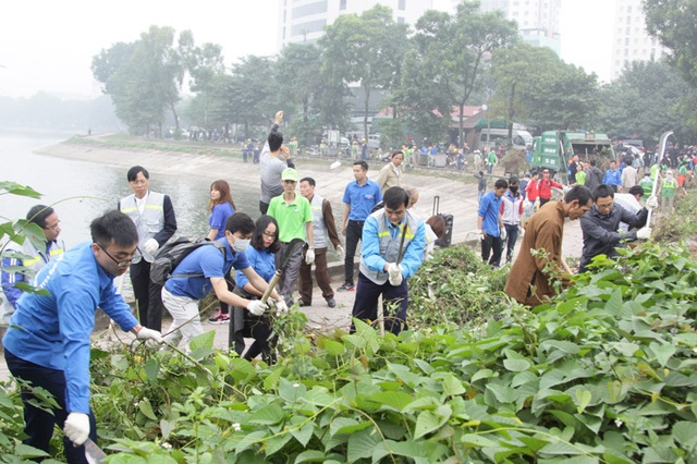 Phó Thủ tướng Vũ Đức Đam trực tiếp cùng bạn trẻ dọn vệ sinh môi trường - 6
Chương trình “Tử tế với môi trường” đã thu hút sự tham gia của hàng trăm tình nguyện viên.