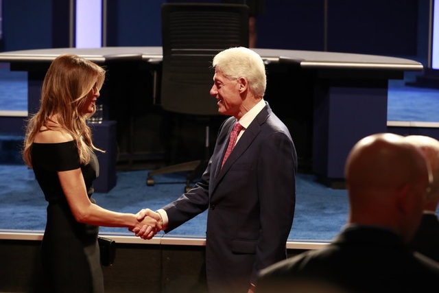 Đề nghị lạ lùng của bà Clinton trước cuộc tranh luận cuối cùng - 1
Ông Bill Clinton bắt tay bà Melania Trump trước màn tranh luận của 2 ứng viên tổng thống. (Ảnh: NYTimes)
