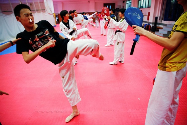 
Teakwondo là một thể thao thi đấu có cường độ mạnh nhất trong danh sách này, một người 91kg có thể đốt cháy 937 calo trong mỗi giờ tập.
