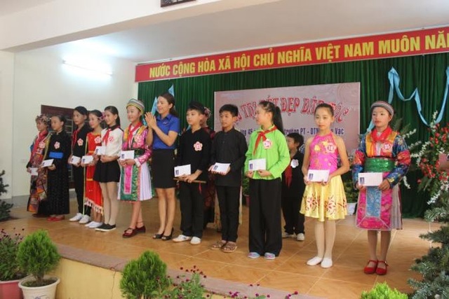 Cảm phục sáng kiến cô giáo vùng cao giúp học sinh dân tộc hiểu rõ chính tả tiếng Việt - 1
Cô giáo Đặng Thị Hồng Mai trao giải thưởng cho các em học sinh tham gia hội thi nét đẹp dân tộc