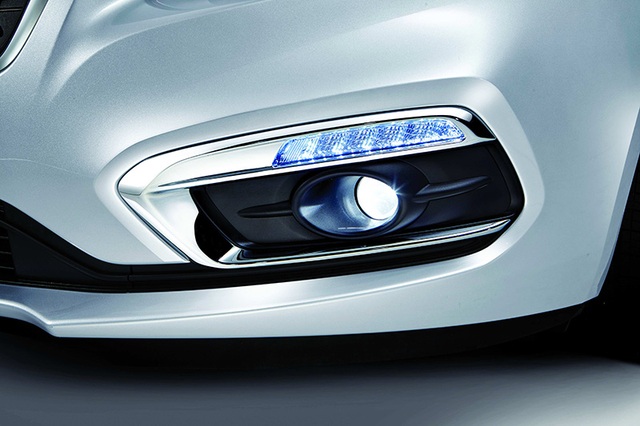 Chevrolet giới thiệu xe Cruze mới tại Việt Nam - 3
Cùng với đèn pha, cụm đèn sương mù dạng thấu kính làm cho Cruze trở nên tinh tế hơn đồng cải thiện thêm tầm nhìn và độ an toàn khi lái xe.