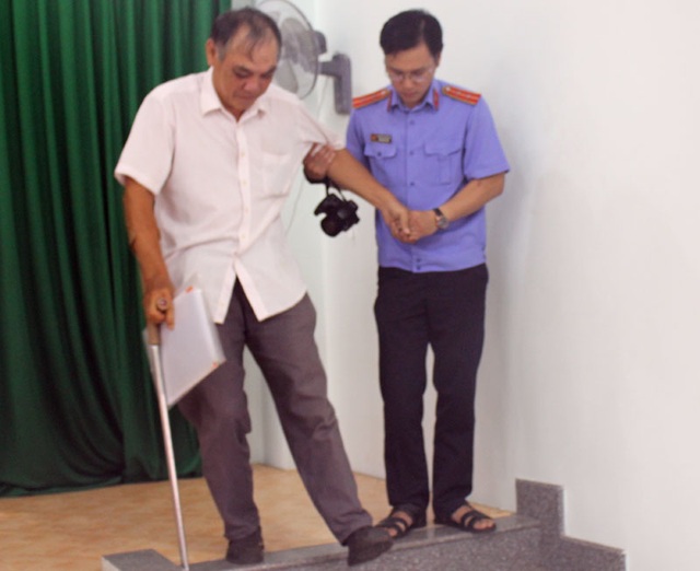 Bị oan sai 26 năm, Bí thư phường đòi bồi thường hơn 18 tỷ - 2 Trong lúc đi kêu oan cho mình, ông Ngừng bị tai nạn giao thông phải cưa mất một chân