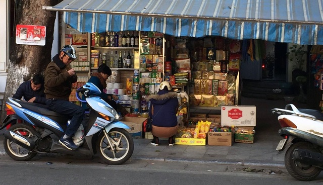 Hà Nội: Chủ tiệm tạp hóa bị tên cướp kéo lê dưới đường - 1 Cửa hàng tạp hóa nơi xảy ra vụ việc.