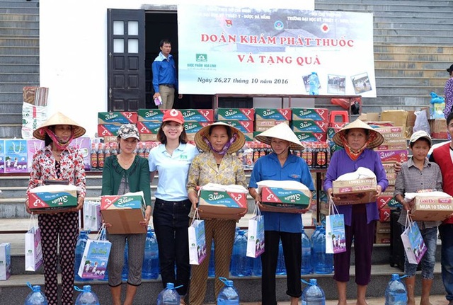 Khám bệnh phát thuốc cho bà con vùng lũ: Những tấm lòng đồng cảm, thấu hiểu - 1
Đoàn đã trao tặng gần 500 suất quà cho các gia đình bao gồm: Mì tôm, gạo, nước uống, nước mắm, khăn mặt…