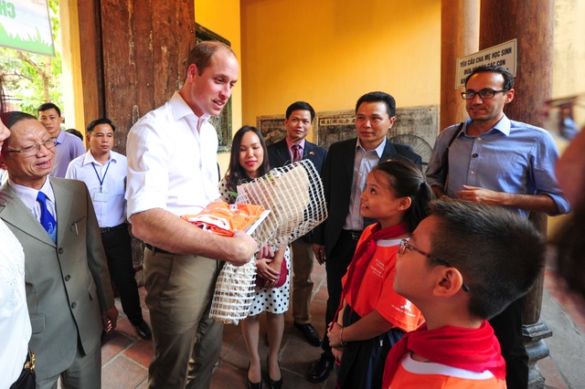 Những hình ảnh đẹp của Hoàng tử William trong chuyến thăm Việt Nam - 6
Hai học sinh thay mặt các bạn cùng trường tiểu học Hồng Hà tặng hoa và quà lưu niệm cho Hoàng tử William. (Ảnh: Đại sứ quán Anh tại Việt Nam)