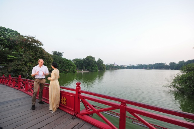 Hoàng tử William thăm đền Ngọc Sơn - 1
Hoàng tử William trò chuyện cùng một phụ nữ Việt Nam trong trang phục áo dài truyền thống trên cầu Thê Húc, lối vào đền Ngọc Sơn. (Ảnh: ĐSQ Anh tại Việt Nam)