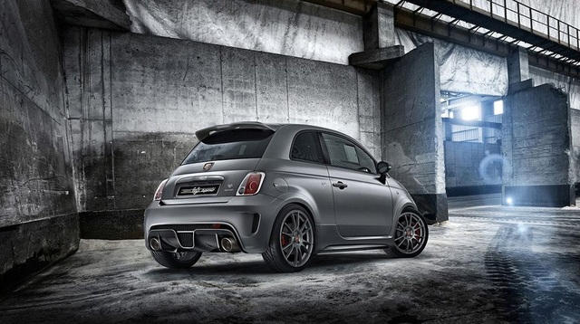 Những tuỳ chọn đắt hơn một chiếc xe mới - 11
5. Abarth 695 Biposto là mẫu xe thương mại duy nhất được trang bị hộp số liền mạch (Dog-ring) giống loại dùng cho xe đua.