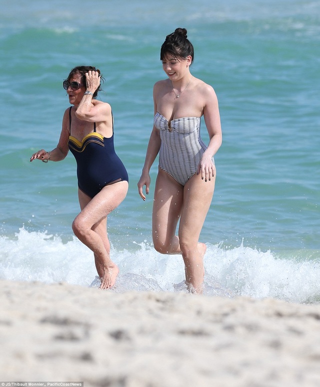 
Mùa giáng sinh năm nay, siêu mẫu Anh Daisy Lowe cùng bạn bè và người thân tận hưởng thời tiết ấm áp tại bãi biển Miami, Mỹ
