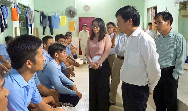 
Thứ trưởng Nguyễn Trọng Đàm (thứ 2, từ phải sang) trao đổi với học viên Trung tâm giáo dục lao động, dạy nghề Bà Rịa Vũng Tàu
