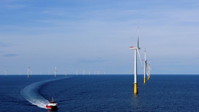 Đan Mạch: Một chiếc thuyền đi ngang qua cánh đồng điện gió ở phía tây Esbjerg, Đan Mạch hồi tháng 9.