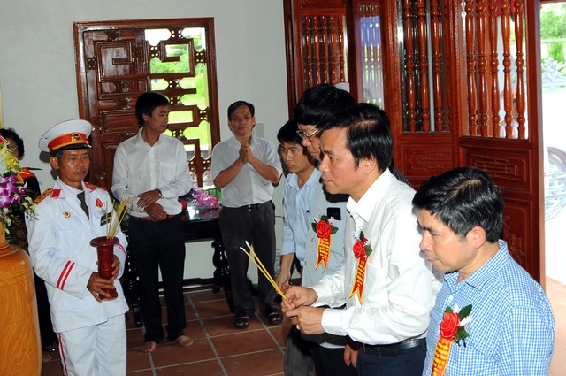 Giáo sư Vũ Đình Cự - “Nhà thông thái” của giới khoa học Việt Nam - 1 Tổng Thư ký Quốc hội Nguyễn Hạnh Phúc dâng hương trước bàn thờ cố GS Vũ Đình Cự ngày 10/9/2016.