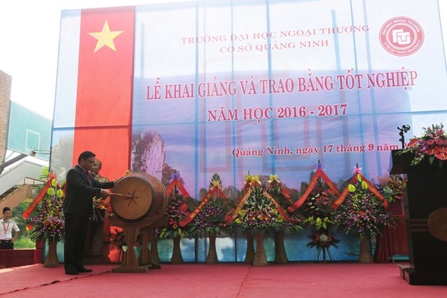 Trường ĐH Ngoại thương – Cơ sở Quảng Ninh tưng bừng tổ chức Lễ khai giảng năm học mới - 2
PGS,TS. Bùi Anh Tuấn Hiệu trưởng Nhà trường gióng hồi trống khai trường mở đầu năm học mới 2016 – 2017 tại Cơ sở Quảng Ninh