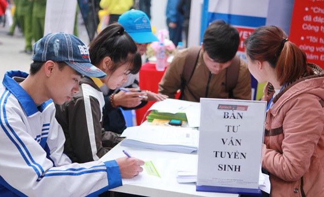 Trường nghề vẫn bí đầu vào - 1
Tư vấn tuyển sinh hướng nghiệp cho học sinh THPT tại Đại học Bách khoa Hà Nội. Ảnh: Phạm Hùng