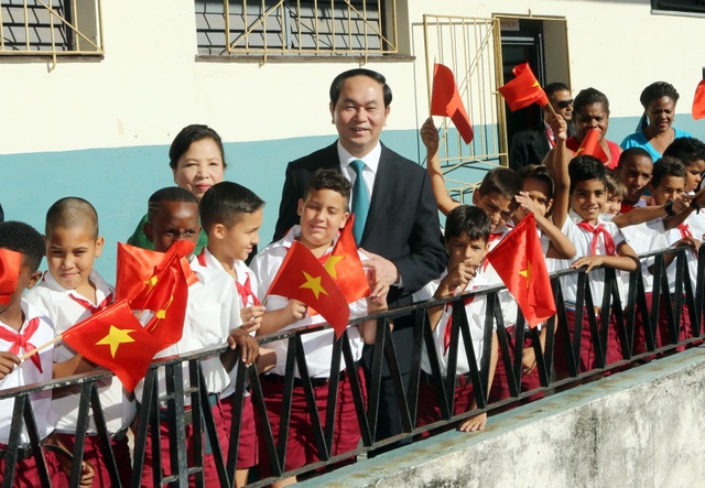Chủ tịch nước Trần Đại Quang nhận phần thưởng cao quý nhất của Nhà nước Cuba - 3
Trong chương trình thăm chính thức Cộng hòa Cuba, chiều 16/11/2016 (theo giờ địa phương), tại Thủ đô Havana, Chủ tịch nước Trần Đại Quang và Phu nhân đến thăm Trường Tiểu học Nguyễn Văn Trỗi. Ảnh: Nhan Sáng-TTXVN