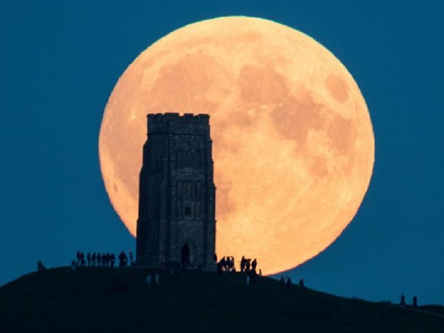 Hình ảnh ấn tượng khi siêu trăng trùng với hunter’s moon - 1
Siêu trăng mọc lên phía sau ngọn đồi Glastonbury Tor ở Summerset, Anh.