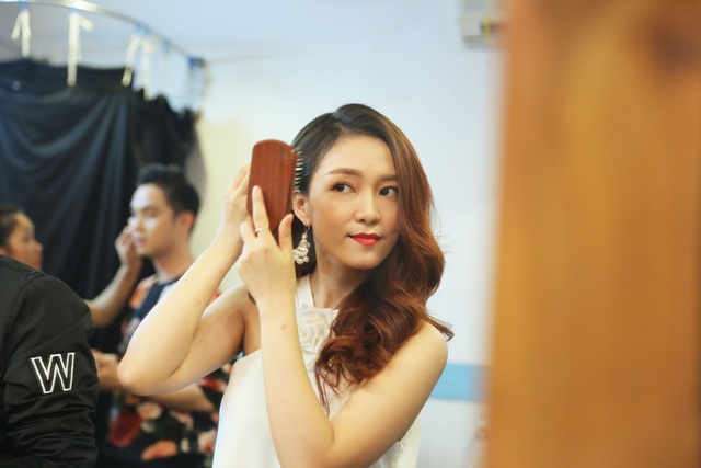 Bảo Anh, Đinh Hương đọ vẻ gợi cảm - 4 Đinh Hương nữ tính với đầm trắng
