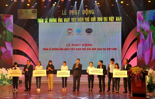 Lễ phát động Tuần lễ hưởng ứng ngày Tiết kiệm thế giới năm 2016 tại Việt Nam - 3
Ông Vũ Tiến Duật – Phó Bí thư thường trực Đảng ủy Vietcombank (thứ 6 từ trái sang) trao sổ tiết kiệm cho các em học sinh
