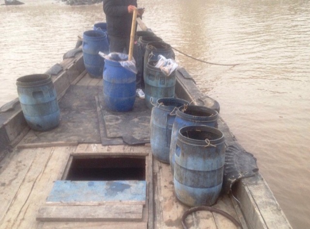 Vụ đổ chất thải xuống biển: Mẫu nước thải vượt quy chuẩn cho phép - 1
Tàu chở chất thải đổ xuống bãi nuôi ngao bị người dân bắt quả tang