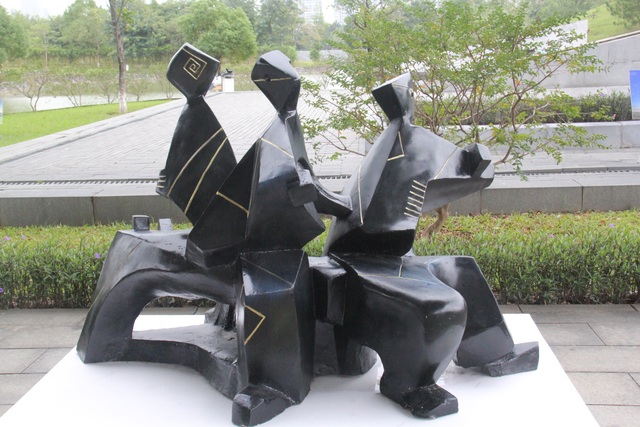 10 sự kiện mỹ thuật, nhiếp ảnh và triển lãm tiêu biểu năm 2016 - 1 Một trong những tác phẩm điêu khắc được trưng bày tại triển lãm. Ảnh: TL.