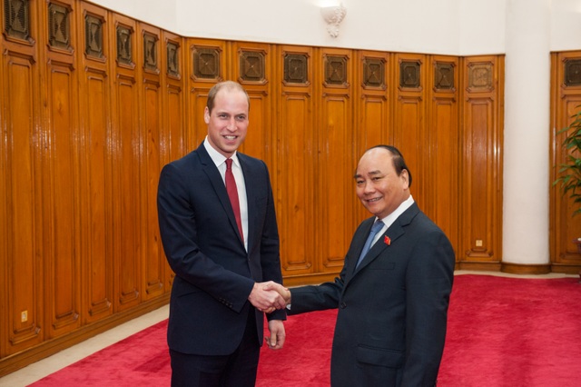 Những hình ảnh đẹp của Hoàng tử William trong chuyến thăm Việt Nam - 1
Hoàng tử Anh William bắt đầu chuyến thăm Việt Nam ngày 16/11. Vào chiều qua, Thủ tướng Chính phủ Nguyễn Xuân Phúc đã tiếp Công tước xứ Cambridge tại trụ sở Chính phủ. (Ảnh: Đại sứ quán Anh tại Việt Nam)