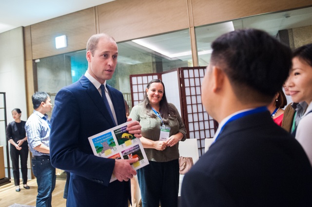 Những hình ảnh đẹp của Hoàng tử William trong chuyến thăm Việt Nam - 22
Hoàng tử William trò chuyện với các vị khách bên lề hội nghị. Hoàng tử William rời Việt Nam vào cuối hôm nay, kết thúc tốt đẹp chuyến thăm. (Ảnh: Đại sứ quán Anh tại Việt Nam)