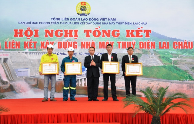 Thủy điện Lai Châu: Tổng kết phong trào thi đua liên kết. - 2
Trao bằng khen cho các tập thể, cá nhân xuất sắc