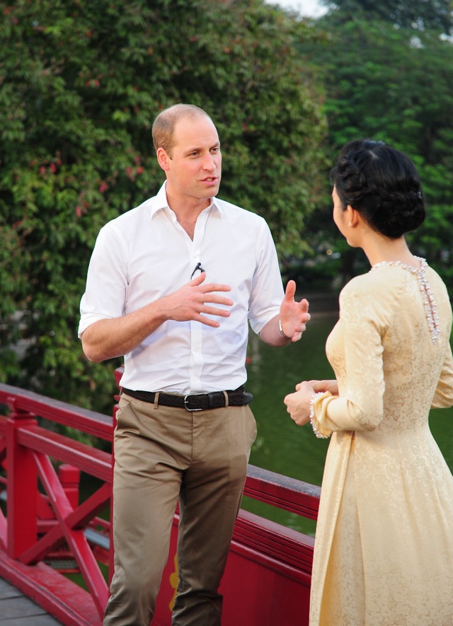 Hoàng tử William thăm đền Ngọc Sơn - 2
Công tước xứ Cambridge dừng lại trên cầu Thê Húc trong vài phút trước khi bước vào bên trong đền. (Ảnh: ĐSQ Anh tại Việt Nam)